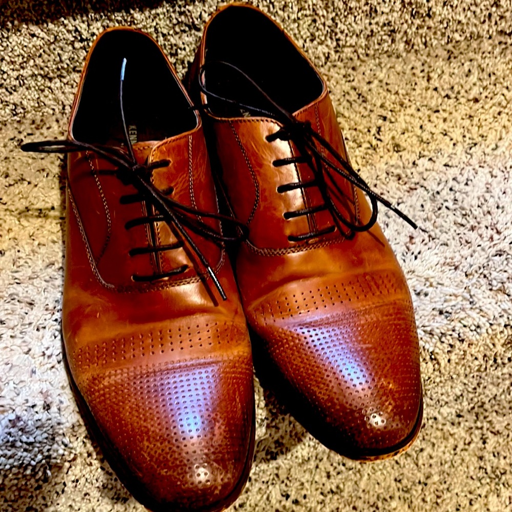 Kenneth Cole size 11 1/2 lace up men’s shoes.